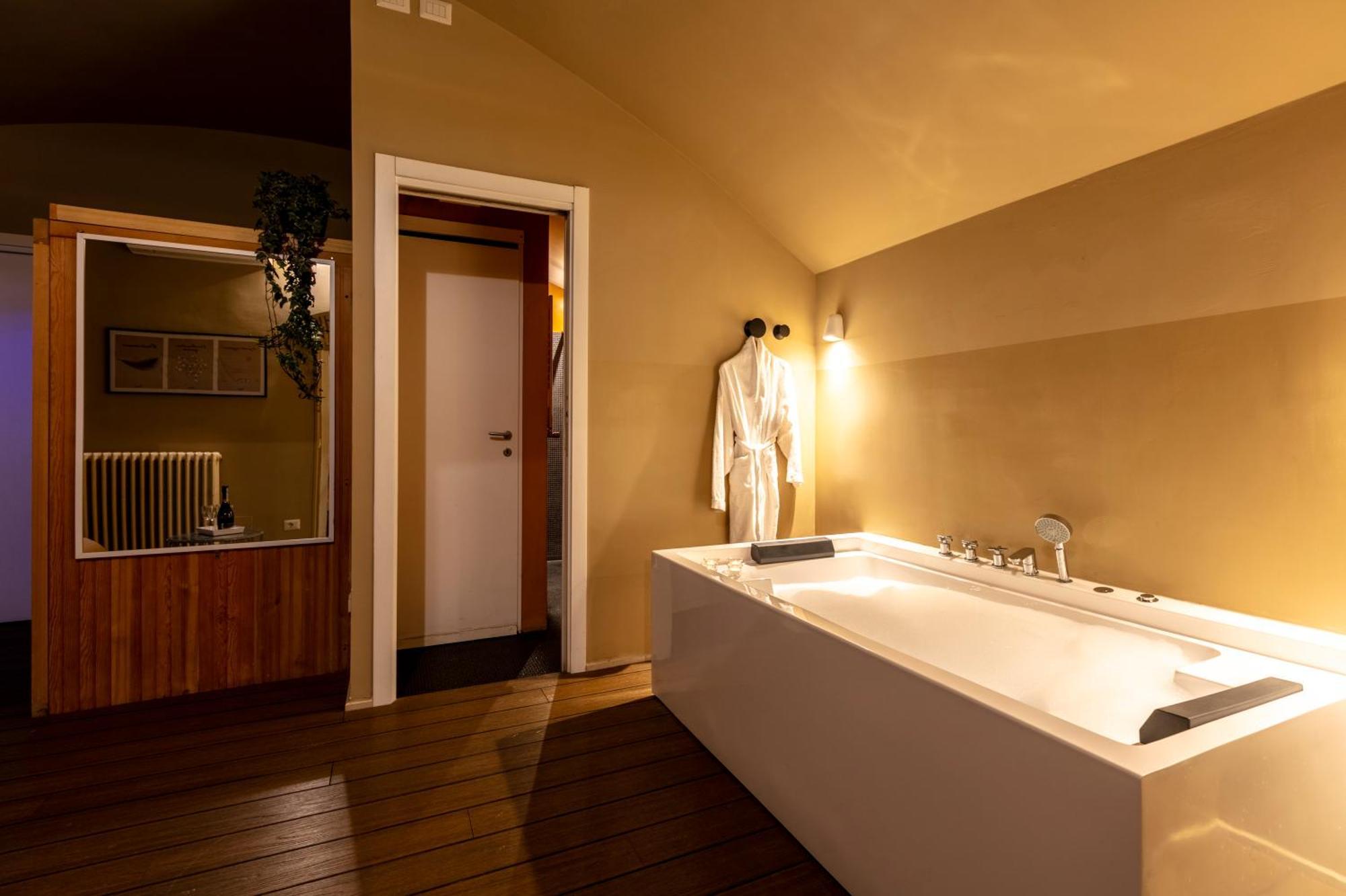 Romac Coronari With Gym, Sauna And Garden Eksteriør billede